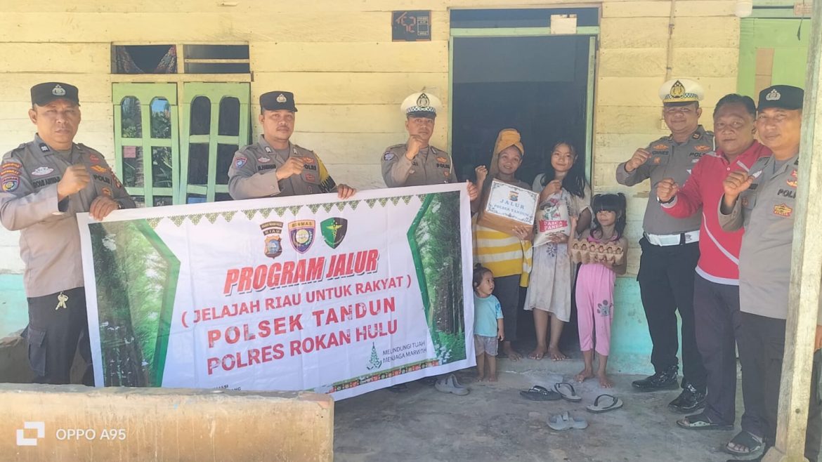 Polsek Tandun Salurkan Bantuan Sosial melalui Program JALUR di Desa Puo Raya