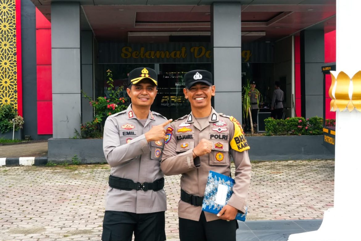 Kapolres Rohul Beri Penghargaan kepada Personel Berprestasi, Apresiasi Aksi Heroik Selamatkan Ibu Hamil Korban Kecelakaan Tunggal*