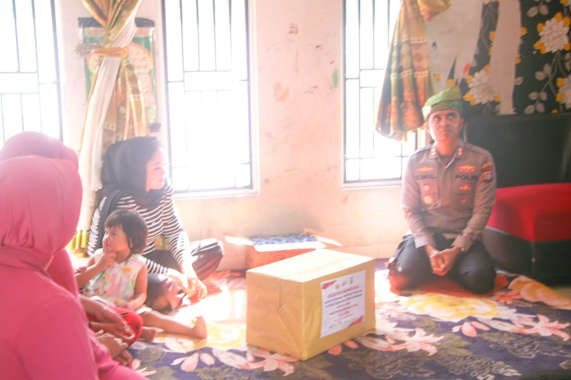 Penuh Haru, Kapolres Rohul Beri Dukungan untuk Personel Sakit Menahun dan Santuni Anak Yatim*