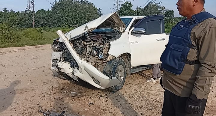 Mobil Pengangkut Sawit Diduga Diseruduk Hilux di Simpang Empat PKS Ekadura, Sopir Korban Sebut Ditabrak dari Samping