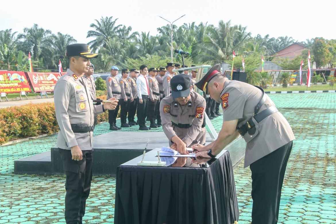 Kapolres Rokan Hulu Pimpin Pisah Sambut Sejumlah Pejabat Utama dan Kapolsek Jajaran, Tekankan Semangat Pengabdian dan Kebersamaan