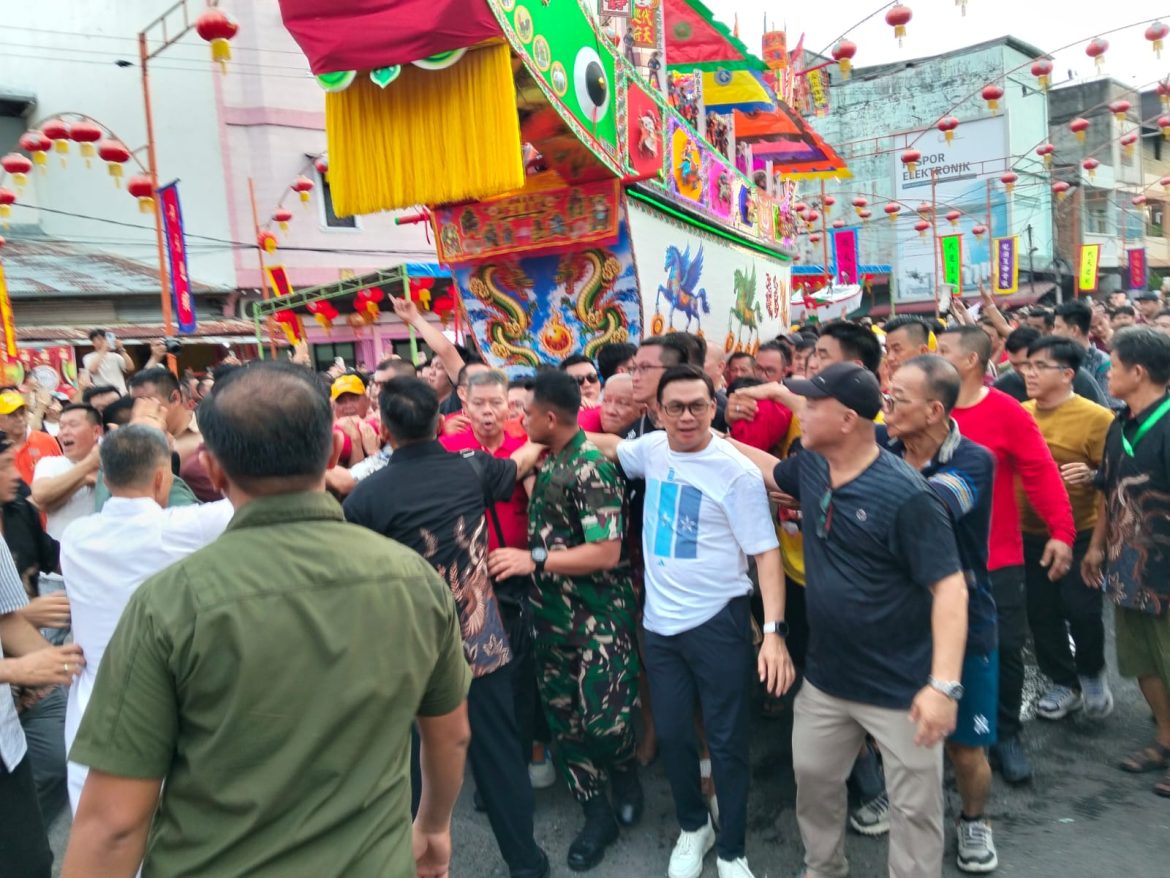 Komandan Kodim 0321/Rohil dan Para Pejabat TNI Turut Hadiri  Kirab Replika Tongkang 2026