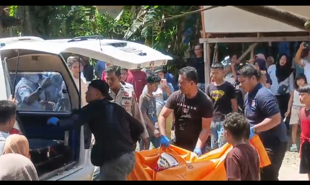 Warga Desa Ngaso, Kecamatan Ujung Batu, Kabupaten Rokan Hulu, digegerkan dengan adanya peristiwa dugaan pembunuhan yang terjadi di kawasan Jalan Lingkar pada Selasa (16/6/2026).
