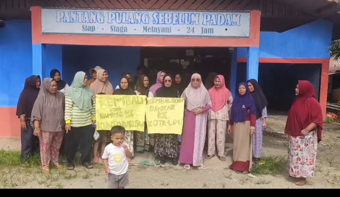 Aksi Damai Emak-Emak Kota Lama Minta Mobil Damkar Dikembalikan