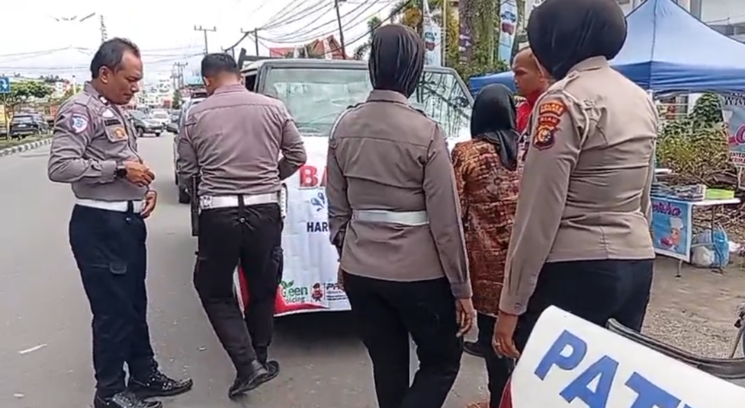 Sambut HUT Bhayangkara ke-80, Satlantas Polsek Ujung Batu Bagikan Air Bersih Gratis untuk Warga