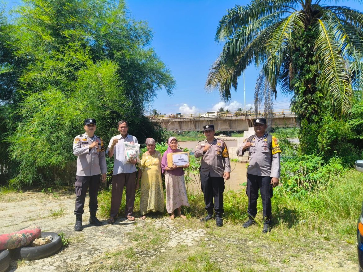 Polsek Ujungbatu Hadirkan Kepedulian Lewat Program JALUR, Salurkan Bansos dan Layanan Kesehatan di Pinggiran Sungai Rokan