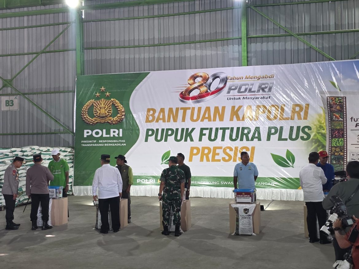 Kapolri Salurkan Bantuan Pupuk dan Sembako, Kelompok Tani Binaan Polres Rokan Hulu Turut Menerima Manfaat