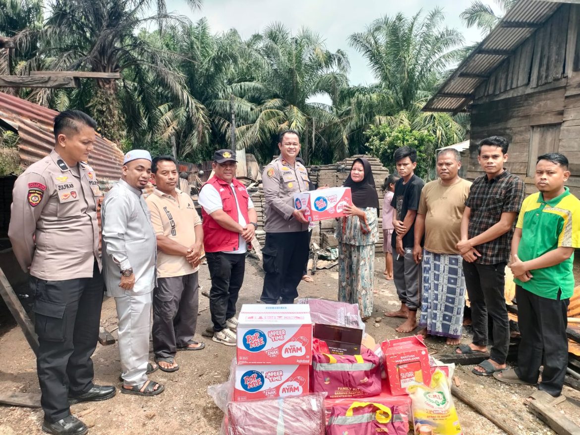 Kapolsek Kepenuhan dan Camat Salurkan Bantuan untuk Korban Kebakaran Rumah di Desa Ulak Patian