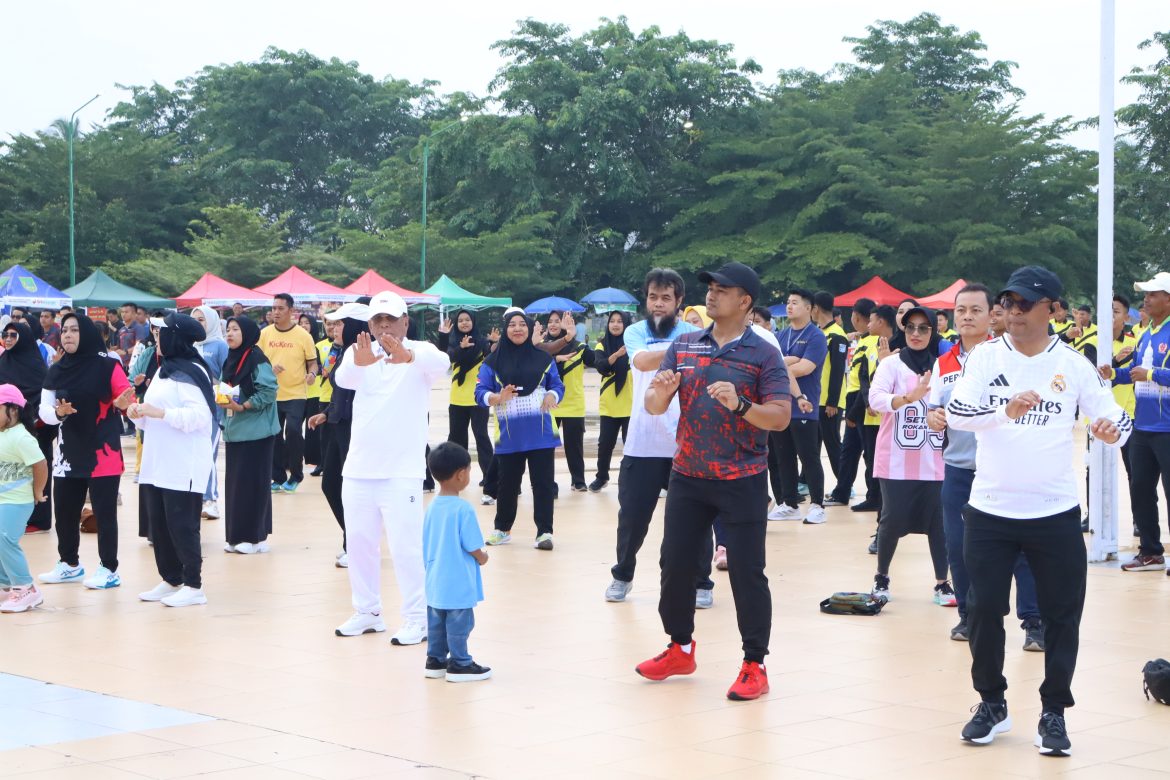 Dandim 0321/Rohil Kompak Senam Bareng di CFD, Ribuan Warga Padati Lapangan Taman Budaya Batu Enam