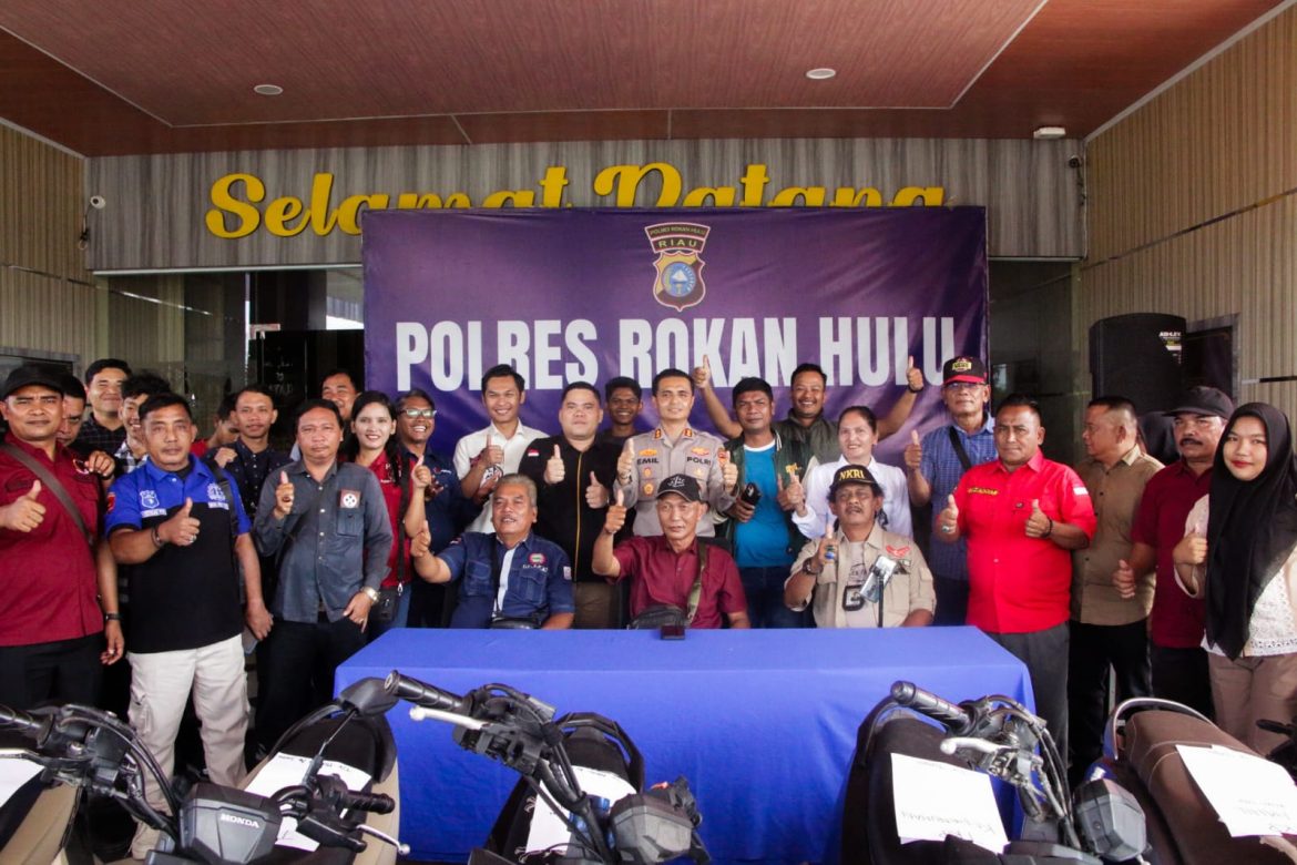 Konferensi Pers Polres Rokan Hulu Ungkap Rangkaian Kasus Curanmor, Satu Unit Mobil L300 dan 5 Unit Sepeda Motor Dikembalikan Kepada Korban