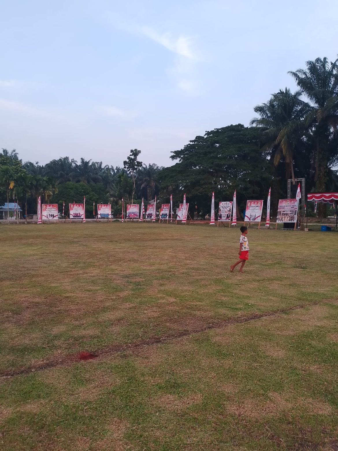 DIDUKUNG KADES DAN PEMUDA, WARGA DESA TANAH DATAR KAMPAR MERIAHKAN HARI JADI RIAU DAN SAMBUT HUT RI