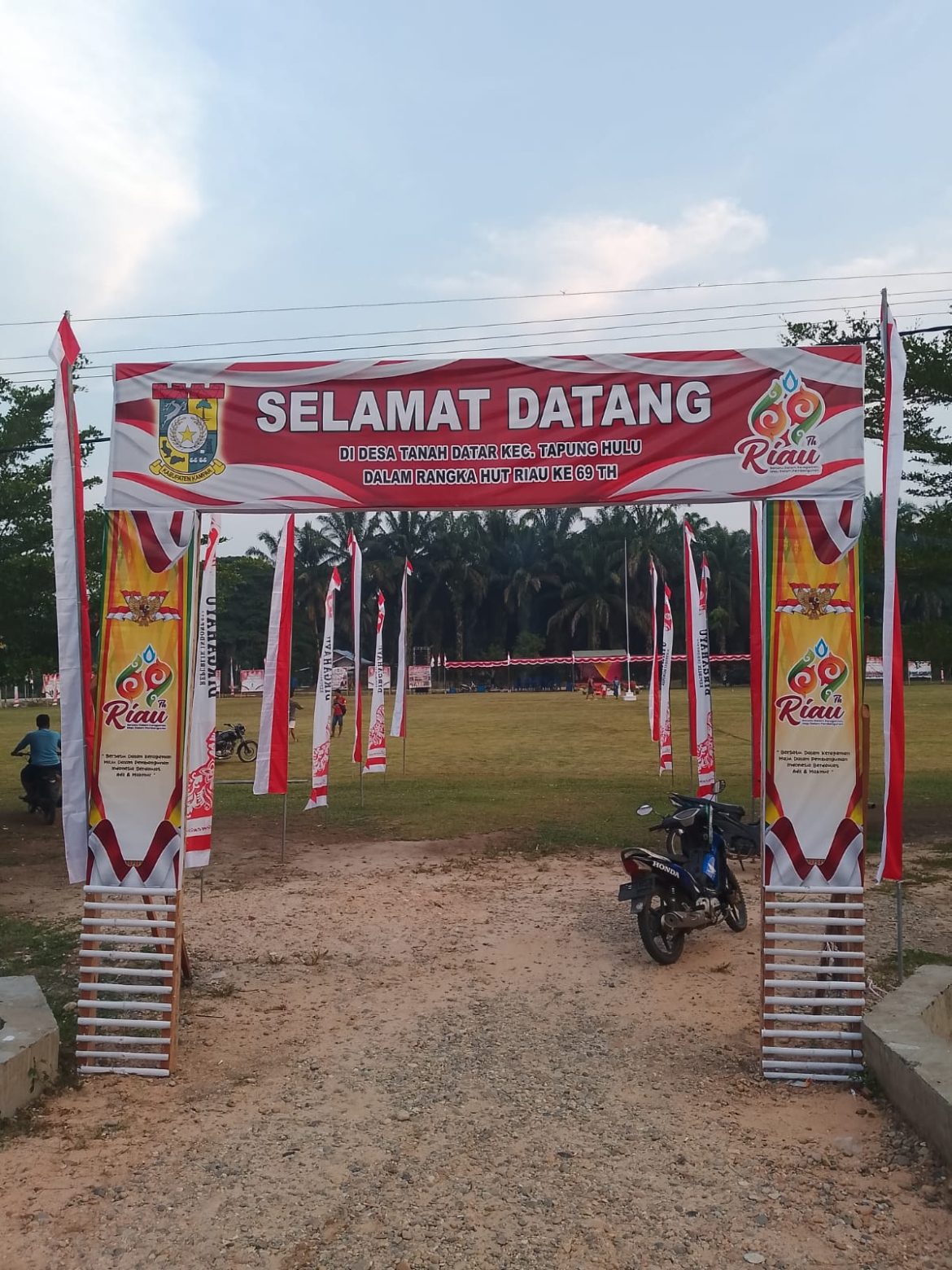 DIDUKUNG KADES DAN PEMUDA, WARGA DESA TANAH DATAR KAMPAR MERIAHKAN HARI JADI RIAU DAN SAMBUT HUT RI