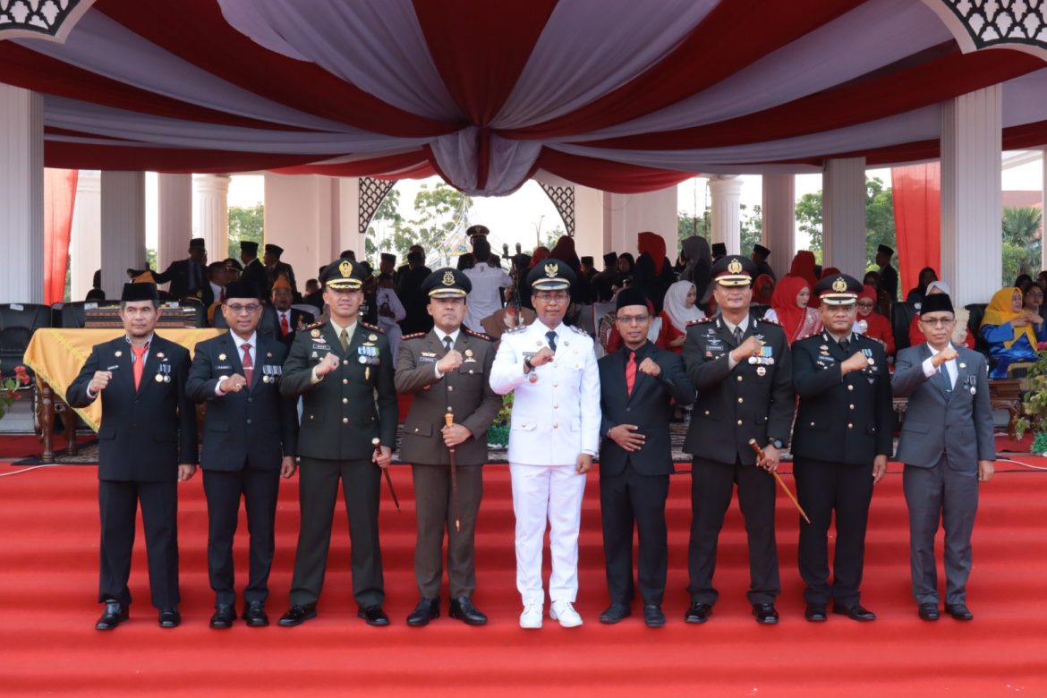 Dandim 0321/Rohil Hadiri Upacara Penurunan Bendera HUT ke-81 RI Tingkat Kabupaten Rokan Hilir