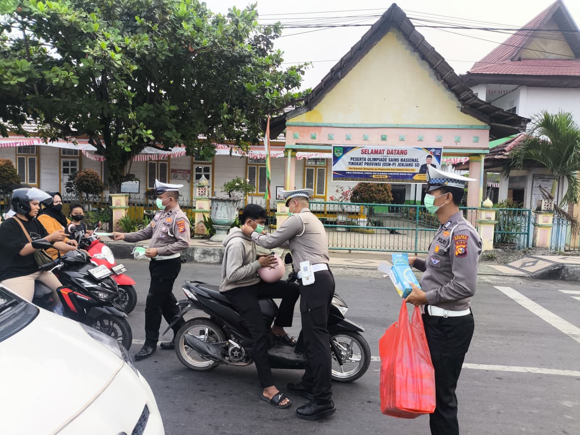 Satlantas Polres Rohul Bagikan 100 Masker untuk Cegah ISPA di Tengah Kabut Asap