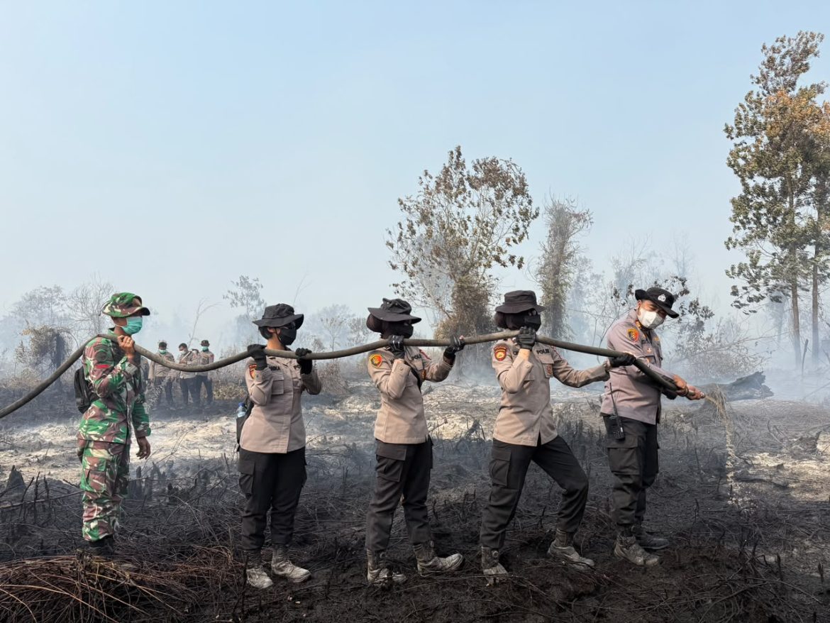 Jelang Hari Jadi ke-78 Polwan, Polisi Wanita Polda Riau Hadapi Karhutla: Tak Hanya Padamkan Api, Warga Juga Didampingi