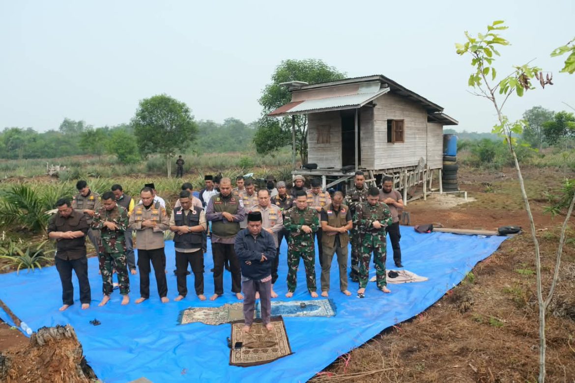 Kapolda Riau dan Pangdam Tinjau Karhutla di Inhu, Gelar Salat Istisqa Memohon Hujan