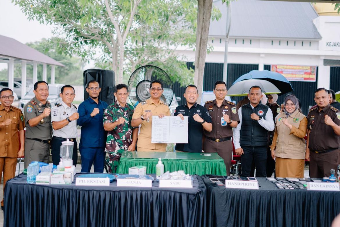 Pasi Intel Kodim 0321/Rohil Hadiri Pemusnahan Barang Bukti 79 Perkara di Kejari Rohil