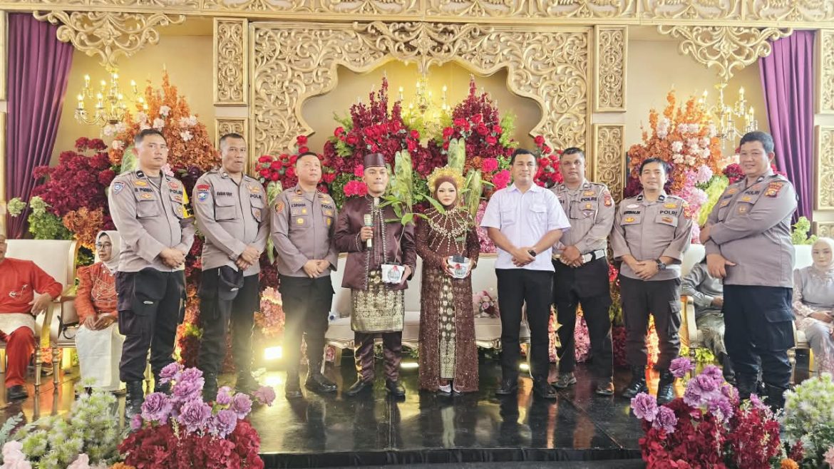 Hadiri Pesta Pernikahan, Polsek Kabun Gelorakan Gerakan Riau Cerah Presisi Lewat Bibit Pohon yang Dijadikan Kado