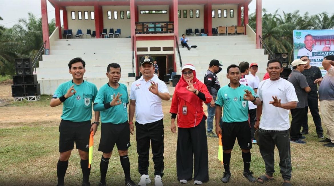 Wabup Syafaruddin Poti Buka Turnamen Sepak Bola Antar-SLTA se-Rohul, Diikuti 40 Tim
