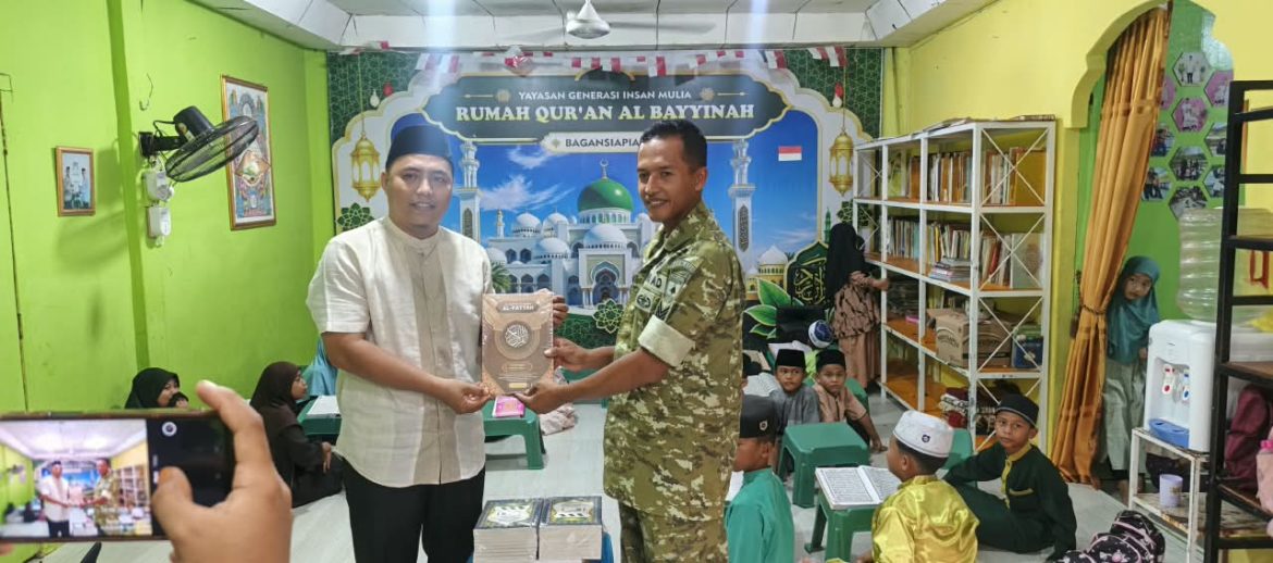 Dandim 0321/Rohil Salurkan Al-Qur’an dan Iqra Lewat Jum’at Berkah